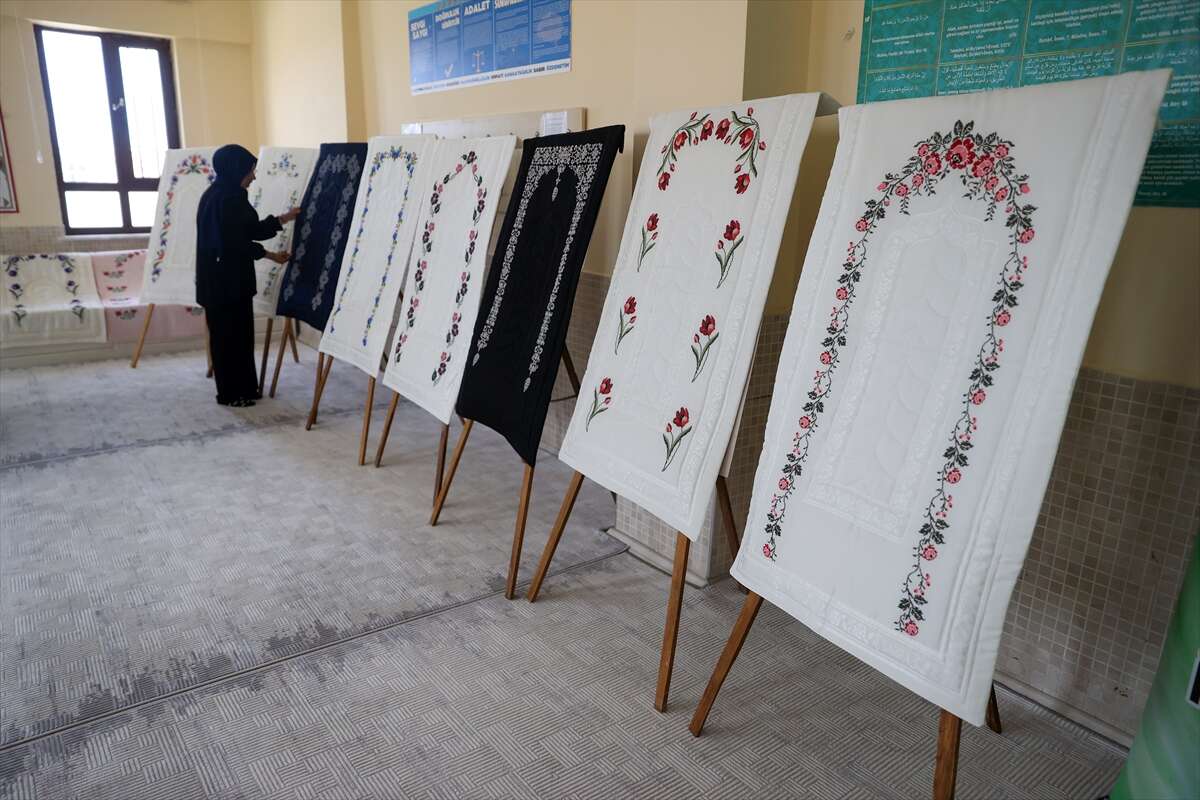 Konya’da İHL öğrencilerinin işledikleri seccadeler Gazze için umut olacak 3